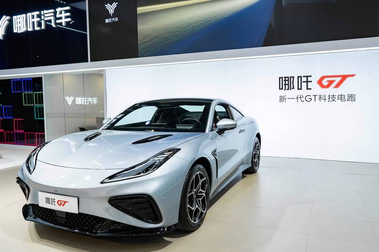 重庆34哪吒汽车在智能汽车领域的表现，领途汽车在新能源汽车市场中的影响力